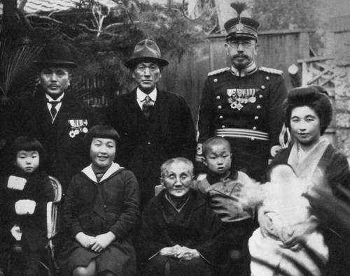 Исия с семьей в 1938 г. Слева направо братья: Такэо, Мицуо и Сиро