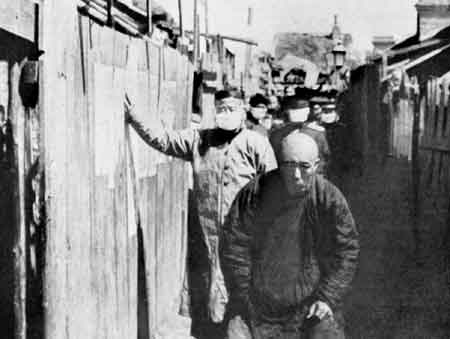 Рис. 33.1. Больной легочной чумой китаец на улице Старого Харбина 1921 г. Из книги Wu Lien Ten U.A. et al., 1936