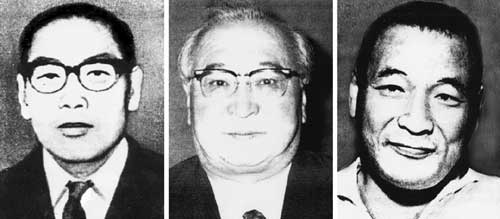 Сотрудники исследовательских групп 1-го отдела отряда №  731 в начале1980-х гг. Слева направо: Иосимура, Танака, Исикава  (фотографии изкниги Williams P., Wallace D., 1989)