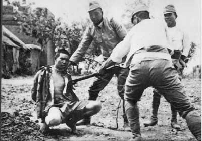 Рис. 34.4. Убийство японскими военнослужащими пленного — обычная практика в отряде № 731