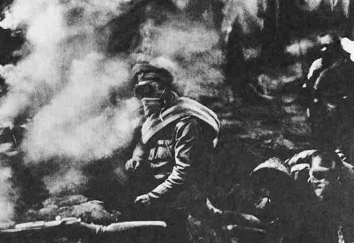 Рис. 13. Русские окопы в момент немецкой газовой атаки около Барановичей (Вест Э., 2005)