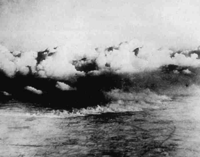Рис. 3. Первая германская химическая атака под Ипром 22 апреля 1915 г. Снимок сделан с самолета со стороны немецких позиций (Sidel F. R. et al., 1997)