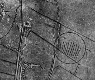 Рис. 43.1. Оборудование позиций для установки газометов на территории, занятой британскими войсками. Снимок сделан с германского аэроплана. Фотография из книги Ю. Майера (1928).