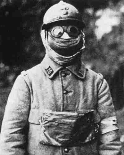 Рис. 7. Французский солдат в противохимической маске М-2. Первоначально конструктивно она была сходна с британским тканевым противохимическим колпаком (рис. 6) и ранней германской маской. Представляла собой ткань, импрегнированную нейтрализующими ОВ химическими веществами. В 1916 г. французы ее усовершенствовали, добавив внешний и внутренний клапаны. В таком виде она использовалась до самого конца войны (Sidel F. R. et al., 1997)