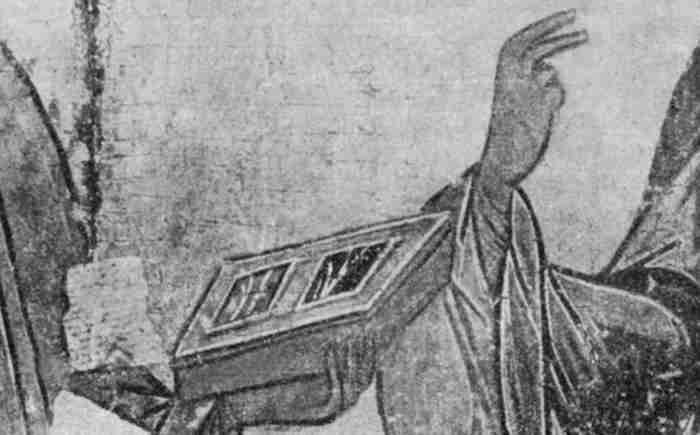 Рис. 3. Древнерусский врачебный ящик с отделениями для зелий и птичье перо, служившее для операции на веках при трихиазе.