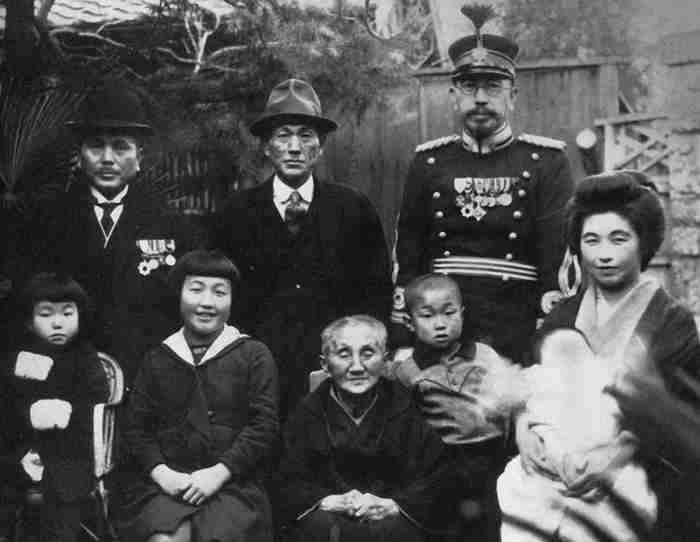 Рис. 1.21. Исии с семьей в 1938 г. Слева направо братья: Такэо, Мицуо и Сиро. По P. Williams, D. Wallace (1989)