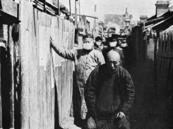 Рис. 3.36. Больной легочной чумой китаец на улице Старого Харбина, 1921 г. По U. A. Wu Lien Ten et al. (1936)