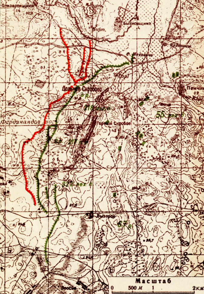 Первая огнеметная атака германцев 9 ноября (в районе к северу от Барановичей) у Скробовского ручья Схема 6. Первая огнеметная атака германцев в районе Скробово 9 ноября  Схема 6. Первая огнеметная атака германцев в районе Скробово 9 ноября Позиция русских состояла из трех линий окопов, причем удаление первой линии от германских окопов колебалось от 200 до 15 м, так что проволочное заграждение местами было общим, но были и места (участок 217-го пехотного полка), где проволочное заграждение совершенно отсутствовало.  Подобное сближение окопов противников создавало благоприятные условия для употребления огнеметов. В русских войсках одни ротные командиры объяснили своим ротам устройство огнеметов и сущность их действия, поскольку сами были знакомы с ними, другие же ограничились простым предупреждением, которое не только не принесло пользы, но, наоборот, неизвестность нового оружия создала нервное настроение.  С 12 до 14 ч 9 ноября германцы три раза пытались атаковать русские позиции, но ружейным, пулеметным и артиллерийским огнем загонялись обратно в свои окопы. В 15 ч была произведена четвертая атака с применением впервые ранцевых огнеметов [41].  Первоначальный выход огнеметчиков из германских окопов и их наступление ничем не отличались от обыкновенного начала движения пехоты в атаку, так что различить издали, идут ли это огнеметные части, или гренадеры, не всегда представлялось возможным. Против сближенных участков огнеметчики сразу проявили себя, действуя непосредственно из своих окопов. Например, против участка 6-й роты 217-го полка, где расстояние между окопами было около 20 м, и 6-й роты 218-го полка с расстоянием около 15 м. На последнем участке пламя достигло окопа и зажгло его.  На прочих участках огнеметчики по выходе из своих окопов устраивали перед собой дымовую завесу. С этой целью они направляли горящую струю из аппарата на землю, вследствие чего получался густой черный дым, почти совершенно скрывавший их от взоров защитников; пользуясь этой завесой, огнеметчики продвигались несколько шагов и потом снова повторяли то же самое, пока не доходили до русских окопов. Достигнув последних, огнеметчики направлялись вдоль них, поливая окопы и оставшихся защитников. Присутствие огнеметчиков было обнаружено на всем атакованном фронте. Попадая на людей, а также на окопы, землю, струя продолжала гореть, зажигая их, причем получался довольно сильный и яркий огонь: так, например, высота на правом фланге 217-го полка («Фердинандов нос») была вся в огне (рис. 14).                                         Рис. 14. Немецкие огнеметчики на поле боя (Вест Э., 2005)  Рис. 14. Немецкие огнеметчики на поле боя (Вест Э., 2005) По показанию некоторых свидетелей и участников этого боя некоторые аппараты выбрасывали не горящую жидкость, а едкую, разъедающую платье в тех местах, куда попадали брызги.  Слабой стороной ранцевых (носимых) огнеметов оказались:  1) малый запас горючего (вес около 24 кг);  2) короткое расстояние, на которое выбрасывается жидкость (до 20 м);  3) легкая уязвимость огнеметчика.  Поэтому средствами защиты являлись: тщательное наблюдение для предупреждения внезапности нападения, интенсивный пулеметный и ружейный огонь и строгая дисциплина.                                          